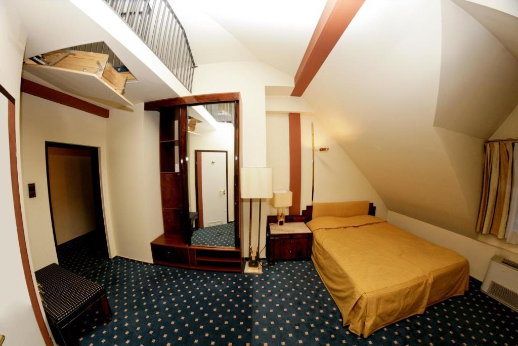 Hotel Podzamcze Tarnów Dış mekan fotoğraf